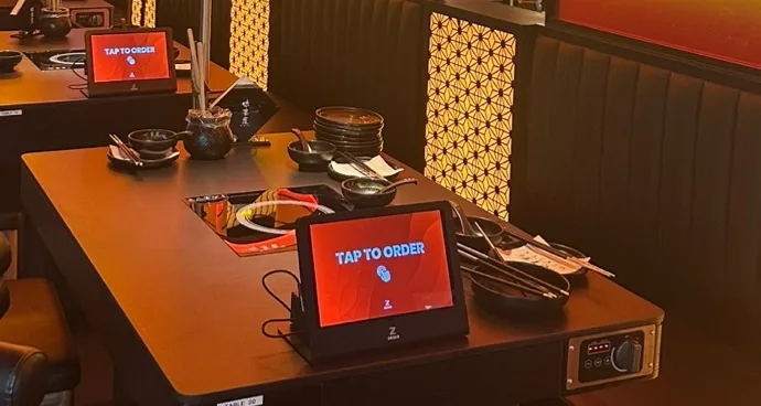 ホノルルの Mikiya Wagyu Shabu House の全テーブルに置かれた Z-ORDER タブレット